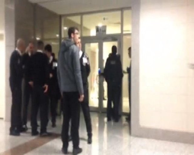 Duruşma salonlarının boşaltıldığı adliyenin A kapısı önünden basın mensupları uzaklaştırıldı.