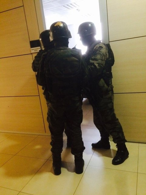 Adliye önünde, Olay Yeri İnceleme ve Çevik Kuvvet şube müdürlükleri ile itfaiye ve sağlık ekipleri de hazır bekletildi.