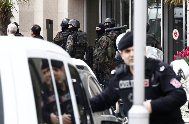 Berkin Elvan'ın ölümüne ilişkin soruşturmayı yürüten İstanbul Cumhuriyet Başsavcılığı Memur Suçları Bürosu Savcısı Mehmet Selim Kiraz'ın rehin alındığı Çağlayan'daki İstanbul Adliyesi'ne Özel Harekat timleri geldi.