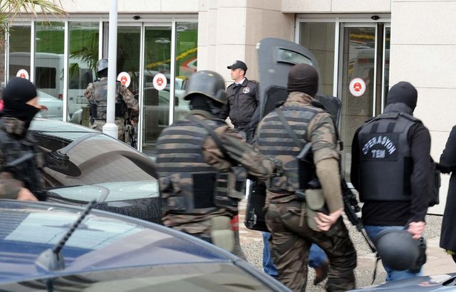 İstanbul Valisi Vasip Şahin ile Emniyet Müdürü Selami Altınok ve Terörle Mücadele Şube Müdürlüğü'nden sorumlu Emniyet Müdür Yardımcısı Mustafa Çalışkan da adliyeye geldi.