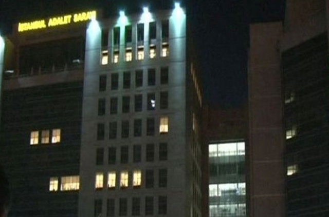 İlk gelen bilgilere göre, 2 terörist ölü olarak ele geçirildi. Operasyon sırasında yaralanan Savcı Kiraz'ın durumu kritik