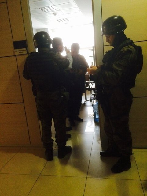 Adliye giriş-çıkışlara kapatılırken, Kiraz'ın odasının bulunduğu 6. kat boşaltıldı. Alt ve üst katlarda yoğun güvenlik önlemi alındı.