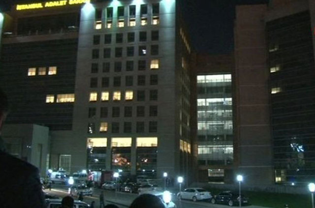 Adliye önünde çok sayıda insan endişeli ve meraklı şekilde bekleyişini sürdürüyor