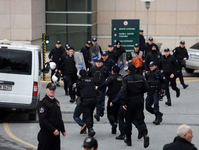 Saat 20.00 sıralarında polis, müzakerecileri 6. kattan indirdi. Katı boşalttı. Adliye içerisinde hareketlilik başladı.