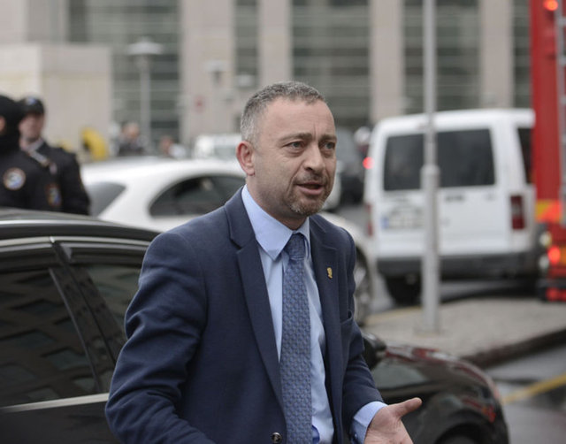 14.56 Eylemcilerin arabulucu olmasını istediği Sezgin Tanrıkulu ve Ümüt Kocasakal Adliye'ye giriş yaptı.