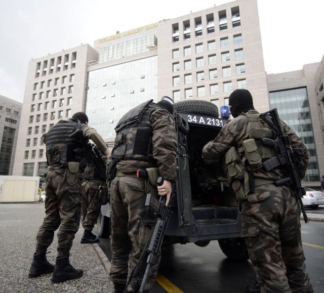 Saat 20.20 sıralarında büyük bir patlama duyuldu. Ardından silah sesleriyle birlikte çatışma başladı. Çatışma yaklaşık 20 dakika sürdü.