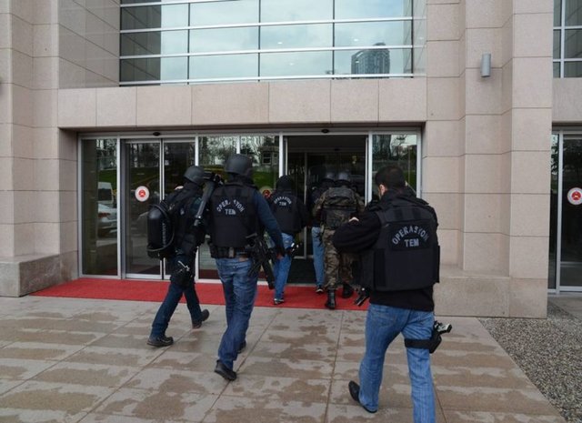 Saat 20.10'da Eylemciler DİHA'ya konuşarak polislerin kimliklerinin açıklanması için yarım saat süre verdi.