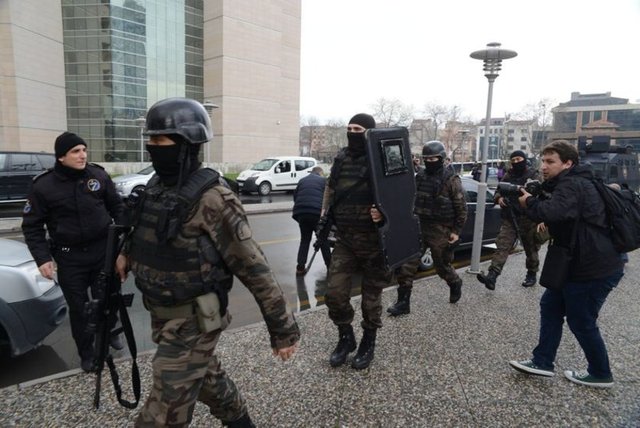 15:36'ya kadar talepleri yerine getirilmezse savcıyı öldüreceklerini açıkladılar. -