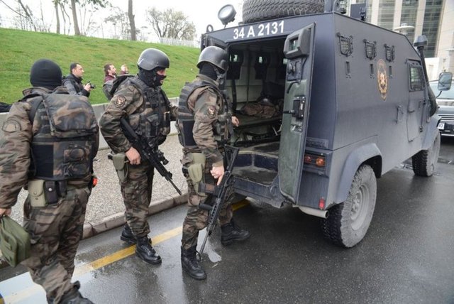 13.15 Terörle Mücadele ve Özel Harekat şube müdürlüklerine bağlı ekipler ile müzakere timi, adliyeye geldi. Adliyenin dışında hakim noktalara da keskin nişancıların yerleştirildi.