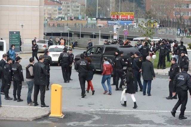 Saat 20.44 sıralarında gün boyu hazır tutulan ambulanslarla Savcı Kiraz, hastaneye kaldırıldı.