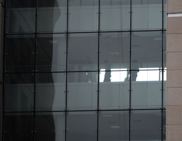 12.42 Olay yerine gelen güvenlik güçlerinin kapıyı açmaya çalışması üzerine içeriden iki el silah sesi geldi.