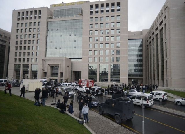 13.45 Adliyeden mahkumlar çıkartıldı.