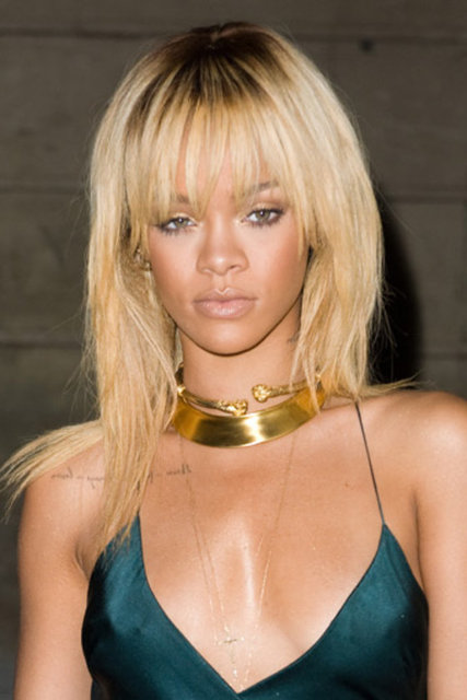 Rihanna'nın, koyu ten rengine rağmen açık sarı saçları başarıyla taşıdığını söyleyebiliriz.