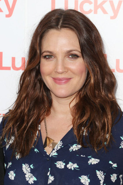DREW BARRYMORE  - Drew Barrymore, bu günlerde doğal görünen bir kızıl-kestanede karar kılmış gözükse de, saç rengini değiştirme konusunda en maceracı ünlülerden olduğu için onu her an bambaşka bir renkle görebiliriz.  -