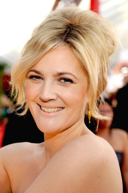 Açık sarı saçlarıyla yakaladığı retro görünüm de hafızalarımızda yer etti.  -