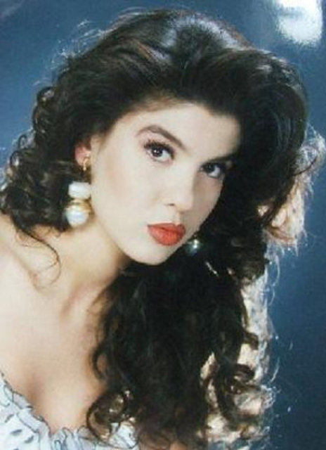 GÜLBEN ERGEN  - Ekranlarda ilk gördüğümüzde koyu saçlarıyla dikkat çeken Ergen saçlarını ilerleyen zamanlarda kısaltıp sarıya dönen ünlülerden.