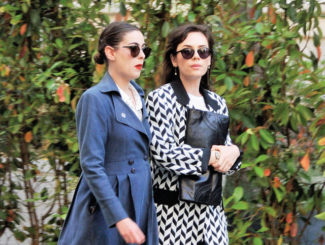 Saçlarını siyaha boyattığı görülen Demet Evgar, görüntülendiğini fark edince şaşırdı ve "Ne oluyor arkadaşlar" diyerek tepki gösterdi.