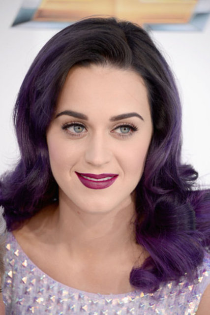 Ünlü şarkıcı, mor saçlarıyla oldukça nostaljik görünüyordu.