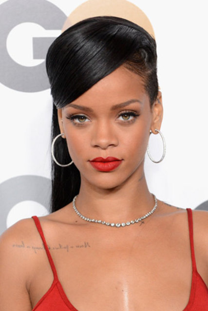 Kusursuz yüz hatlarını en çok ortaya çıkaran saç rengiyse siyah oldu.