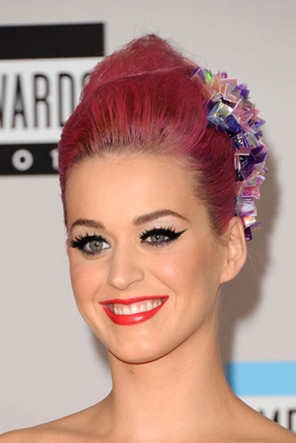 Pembenin açıktan koyuya her tonunu deneyen Perry'nin kuaförü, şarkıcıyı "her kuaförün rüyası" olarak niteliyor. -