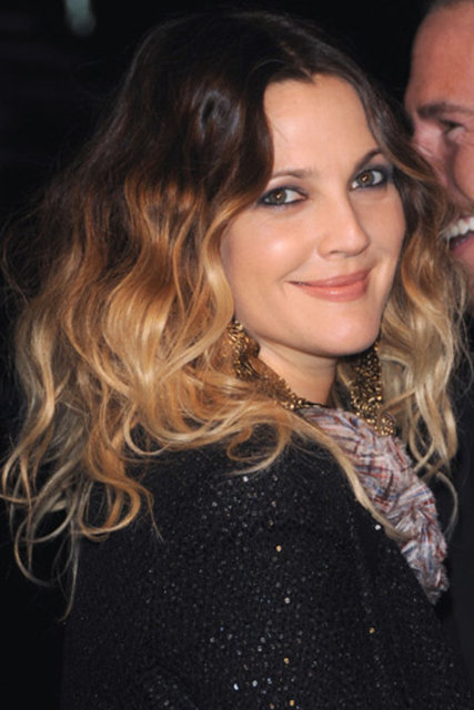 Bu nedenle, Barrymore'un bir zamanlar saç diplerinin koyu, uçlarının açık olduğu bu modelle "ombré" modasının başını çeken isim olması hiç şaşırtıcı değil.