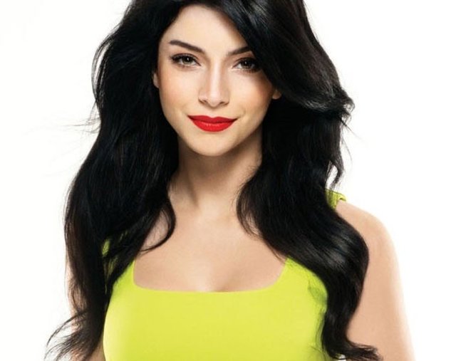 Güzel oyuncu ardından bir fotoğraf daha paylaşarak "Tabiki 1 Nisan şimdilik siyahtan vazgeçmiyorum" notuyla takipçilerine şaka yaptığını duyurdu.