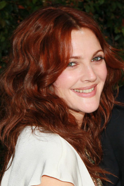 Ama biz Barrymore'e en çok pembe alt tonlara sahip açık teni ve yeşil gözleriyle başarıyla taşıdığı kızılı yakıştırmıştık.  -