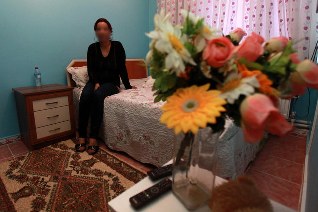 Dekolten olmayacak, çatalın görünmeyecek.  Ayol plajda bile millet bikinili. Niye ısrarla buradakini kapatma sevdası?"