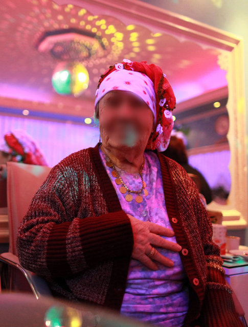 EMEKTARDI MİSAFİR OLDU - Genelevin en yaşlı üyesi ise şimdilerde "misafir" olarak ağırlanan 86 yaşındaki "Prenses"... Prenses, son 25 yıl öncesine kadar farklı illerdeki genelevlerde çalışmış. Birkaç yıldır da Kastamonu Genelevi'nde ağırlanıyor.