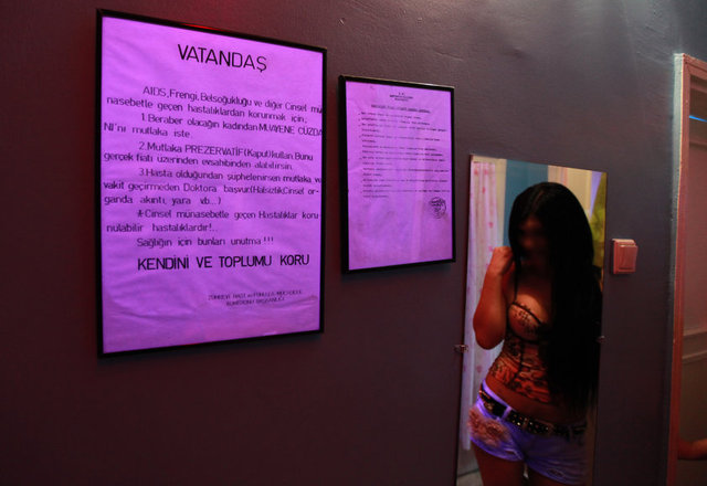 Çalışma odalarında çerçeve içinde "Vatandaş!" diye başlayan "resmi" uyarı yazısında, gelen müşterinin sağlık için yapması gerekenler sıralanıyor.