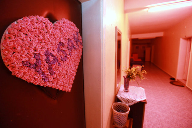 PATRONUN KARISININ ODASI - Genelevin işletmeciliğini yapan patronun karısı.Kadınlar "anne" diye hitap ediyor.Kapısında ise kimse girmesin diye "yasak" yazılı bir çelenk var.