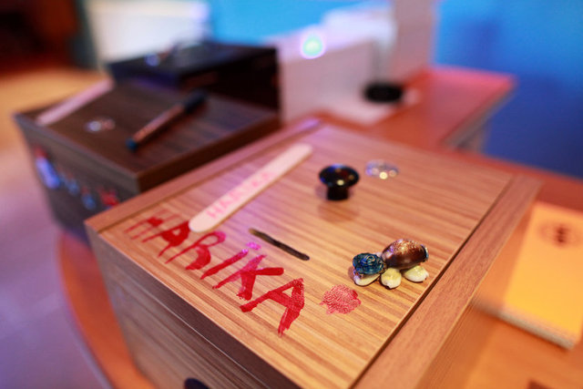 Her evin salonunda çalışan kadınların takma adlarının yazılı olduğu bahşiş ve para kutuları var. Üzerleri deniz kabukları ve nazar boncuklarıyla süslü.