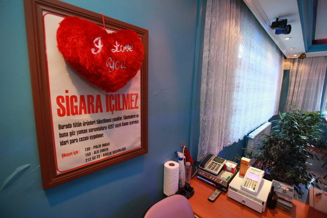 PATRON: GENELEVLER NAMUS BEKÇİSİDİR - Genelev kapasitesinin 50 olmasına rağmen, 13 kişiyle çalıştıklarını söyleyen S.İ; "Dışarıda çalışan yüzlerce kadın var. An güvenlikleri yok.