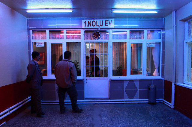 Cezaevlerinde bile havalandırma var. Bizde hava almak bile yasak. Müşteriye "buyurun" demek kapatma sebebi.