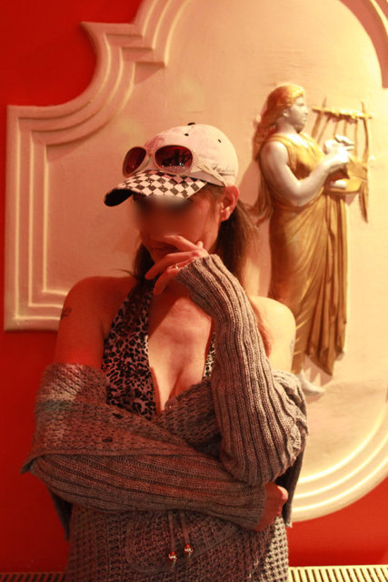 "Pencere açmak yasak, perdeyi aralamak yasak. Müşteriyle bırakın konuşmayı, "buyur" demek bile yasak.