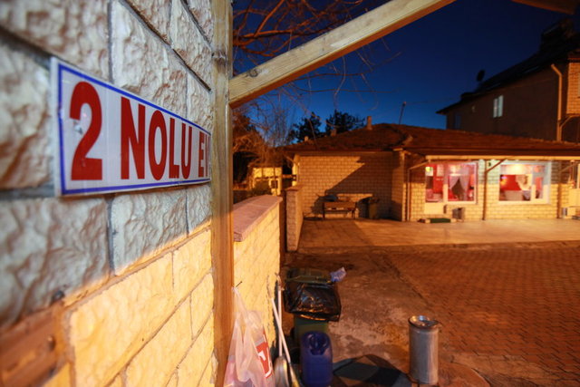 Kadınların kimi geceleri de genelevde kalıyor. İsteyen de müşteriye göre 23.30 ya da 24.00'ten sonra kendi evine gidiyor. Ortak mutfakta yiyor, içiyor, sık sık da çay demliyorlar. Her kadının iki odası ve bir ebeveyn banyosu var.