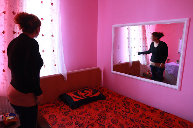 Geneleve gelip güven içinde çalışmak istiyorlar. Bunun için de mahkeme kararı şart. Maalesef mahkemeden izin bir ile üç yıl arasında ancak çıkıyor." dedi.