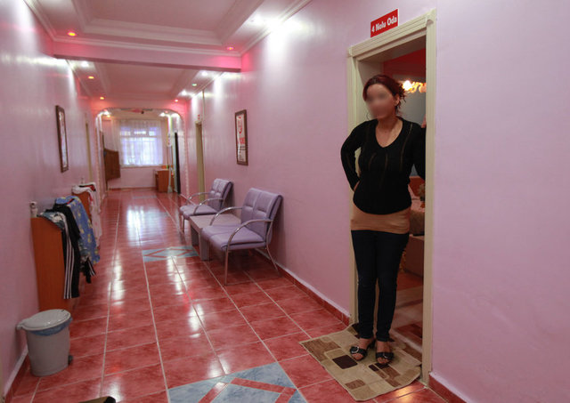 Farklı illerdeki genelevlerinde çalışan kadınlar, Kastamonu Genelevi'nin en temizi olduğu konusunda ısrarlı. İçerideki tertip düzen onları doğrular cinsten. Her şey hijyen kurallarına uygun.