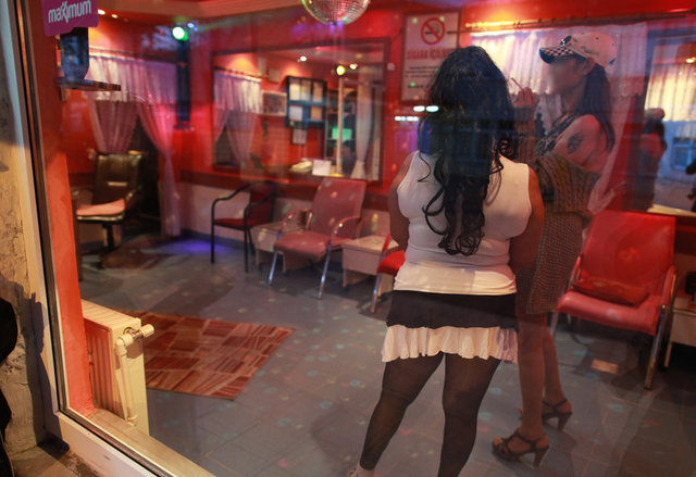 Düşünün buranın en cahil insanı benim. İlkokul mezunuyum. Çalışanların eğitim profili çok yüksek. Birkaç ay önce iki öğretmen çalışıyordu burada.