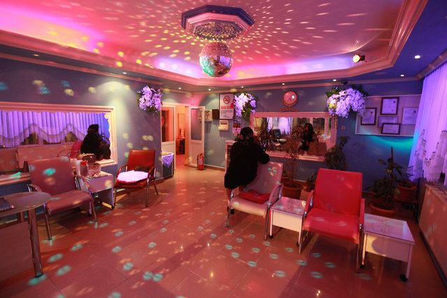 Pembe, loş koridorda ilerleyen iki çift ayağın çıkardığı ses ve odanın kapanan kapısı...