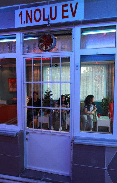 Davetkar bakışlarla müşteriyi sözsüz "buyur" ediyor, eflatun ışıkların aydınlattığı koridora yöneliyor, gözden kayboluyorlar...