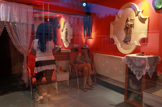 "GENELEVDE DEĞİL CEZAEVİNDE GİBİYİZ" - Çalışan kadınların en büyük "ortak" derdi genelevlerindeki katı kurallar."Hapishanedekiler bizden daha özgürdür" diyen kadınlar tekrar tekrar aynı sorunları anlatıyor: