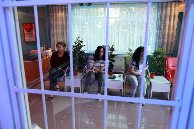 Kastamonu Genelevi'nde kadınlar yüzde 50 üzerinden çalışıyor. Ücretleri 80 liradan başlıyor yapılan pazarlığa göre de fiyat artıyor.