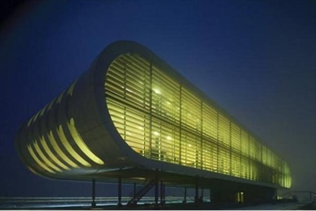 Rotterdam'daki Las Palmas binasının üzerinde duran Penthouse ofisinin en büyük özelliği camdan duvarının nehir manzaralı olması.