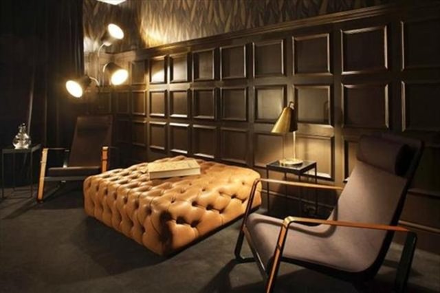 Manchester Square'in ofisi ise bir ofisten ziyade centilmenler kulübünü andırıyor.