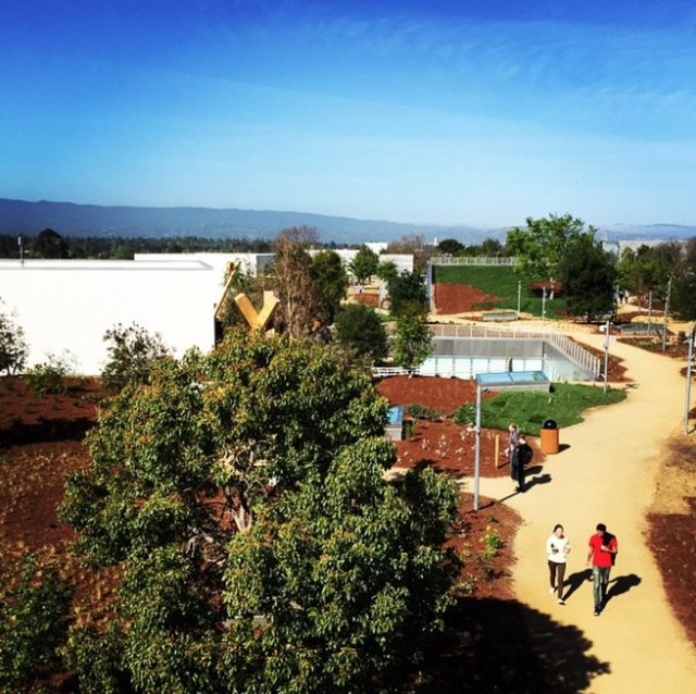 Facebook çalışanları, şirketin yeni merkezi olacak Kaliforniya, Menlo Park'daki kampüse yavaş yavaş taşınmaya başladı.