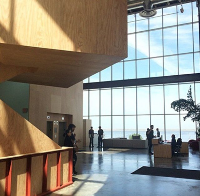 Çalışanların resmi olarak dün taşınmaya başladığı yeni merkez, renkli tasarımları ve 24 bin metrekarelik teras bahçesi ile ön plana çıkmakta.