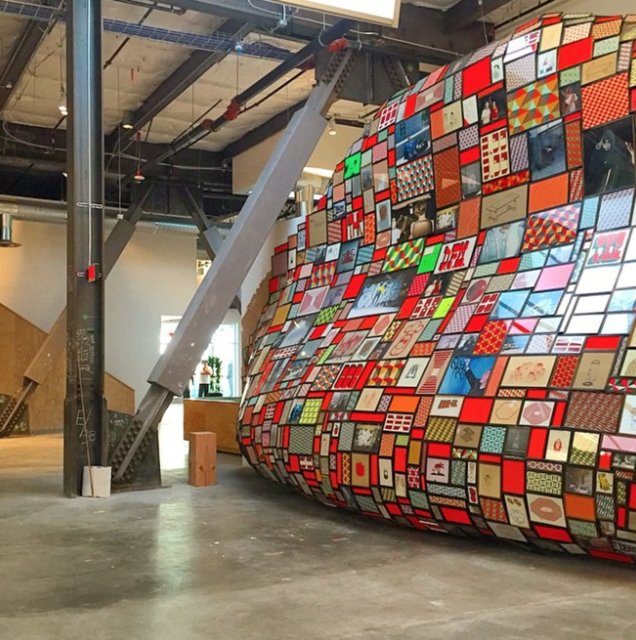 Mark Zuckerberg ile üç yıl önce tanıştışıp bu projenin içinde olmaya karar veren Gehry, Zuckerberg'in oldukça alçakgönüllü olduğu, hatta çok fazla abartılı birşey istemediğini belirtti.