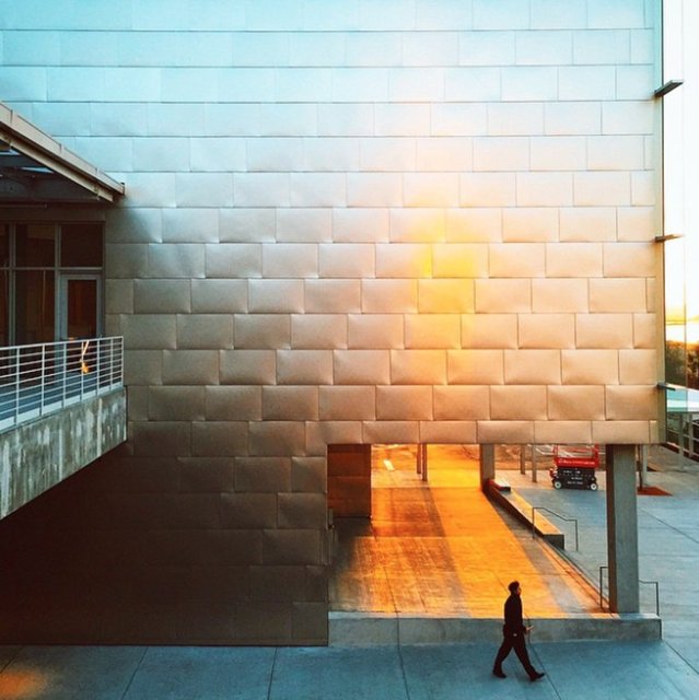 Frank Gehry tarafından dizayn edilen binanın 2 bin 800'den fazla çalışana ev sahipliği yapacağı belirtiliyor.