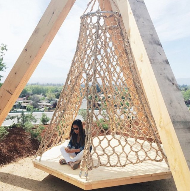 Facebook'un yeni üssünün dizaynı, Los Angeles'daki Walt Disney Concert Hall ve İspanya'daki Guggenheim Müzesi'ni de diyaznlayan mimar Frank Gehry tarafından yapılmış.